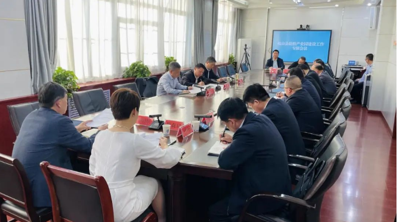 日前，陜西寶雞市岐山縣召開(kāi)輪胎產(chǎn)業(yè)園建設(shè)專班會(huì)議，岐山縣長(zhǎng)張軍輝要求，各相關(guān)部門務(wù)必積極主動(dòng)，密切協(xié)作，確立明確的任務(wù)分工，全力確保輪胎產(chǎn)業(yè)園項(xiàng)目順利按計(jì)劃推進(jìn)。