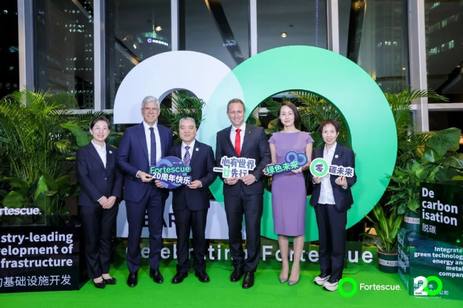 ，寶通科技，作為唯一的輸送帶供應(yīng)商，也受邀參加了慶典，董事長(zhǎng)包志方與Fortescue金屬業(yè)務(wù)首席執(zhí)行官狄諾(Dino Otranto)進(jìn)行了親切交流。