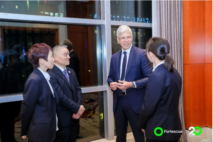 寶通科技與Fortescue me<i></i>tals Group的合作關(guān)系深厚，董事長(zhǎng)包志方曾多次率團(tuán)前往澳大利亞，與Fortescue在珀斯總部和黑德蘭港等地進(jìn)行密切交流，留下了寶通交流團(tuán)的足跡。Fortescue的現(xiàn)場(chǎng)團(tuán)隊(duì)對(duì)寶通的技術(shù)和產(chǎn)品表示高度贊譽(yù)。在2023年，F(xiàn)ortescue的各團(tuán)隊(duì)共三次前來寶通進(jìn)行訪問，雙方就寶通全球化的現(xiàn)場(chǎng)服務(wù)以及新技術(shù)應(yīng)用展開了更深入的探討。特別是在綠色生產(chǎn)和碳中和方面，寶通科技與Fortescue都堅(jiān)定地?fù)碛邢嗤睦砟詈湍繕?biāo)。