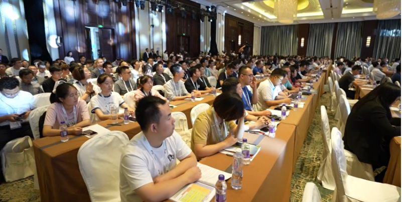 IRCO執(zhí)行主席Michael Clayton在他的致辭中強調(diào)，橡膠行業(yè)在交通運輸、醫(yī)療保健等領(lǐng)域有廣泛應用，對于創(chuàng)造更環(huán)保、可持續(xù)的未來至關(guān)重要。他鼓勵與會者本著合作和共同目標的精神，充分利用這一機會，建立新的聯(lián)系，交流思想，相互啟發(fā)。