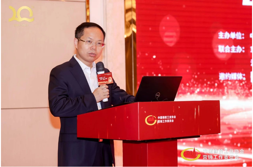 上午9點，中國橡膠工業(yè)協(xié)會副會長兼秘書長雷昌純發(fā)表了會議致辭，他強調(diào)協(xié)會將不斷思考如何發(fā)揮平臺作用，協(xié)調(diào)上下游協(xié)同，促進企業(yè)之間良性互動和發(fā)展