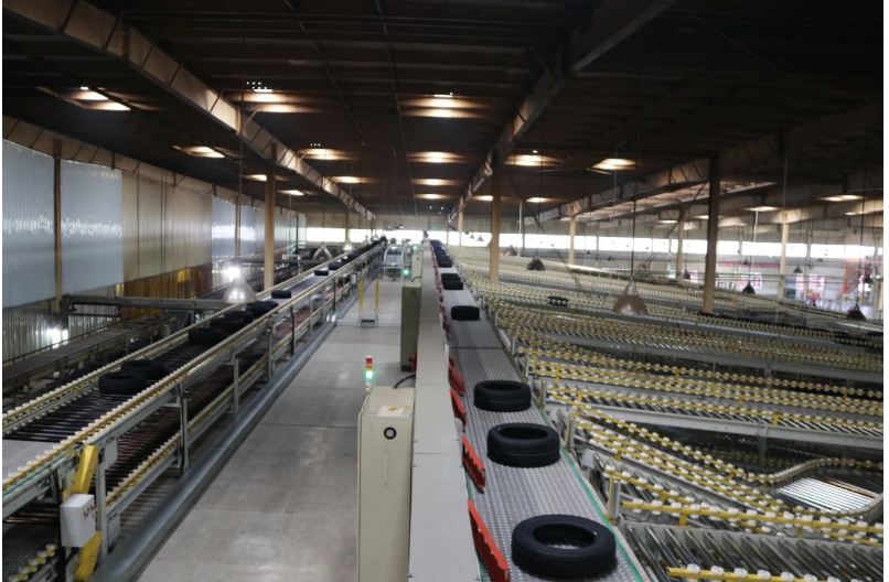 未來，萬達(dá)寶通輪胎公司表示將繼續(xù)把智能制造作為推動(dòng)高質(zhì)量發(fā)展的主攻方向，圍繞鏈條經(jīng)濟(jì)、數(shù)字經(jīng)濟(jì)和產(chǎn)業(yè)生態(tài)實(shí)施改革創(chuàng)新，深入挖掘在數(shù)字技術(shù)、裝備、軟件、標(biāo)準(zhǔn)和解決方案方面的潛力和水平。通過開展多場景、全鏈條、多層次應(yīng)用示范，不斷提高輪胎生產(chǎn)裝備和生產(chǎn)過程的智能化水平，加速向智能制造的轉(zhuǎn)型步伐。