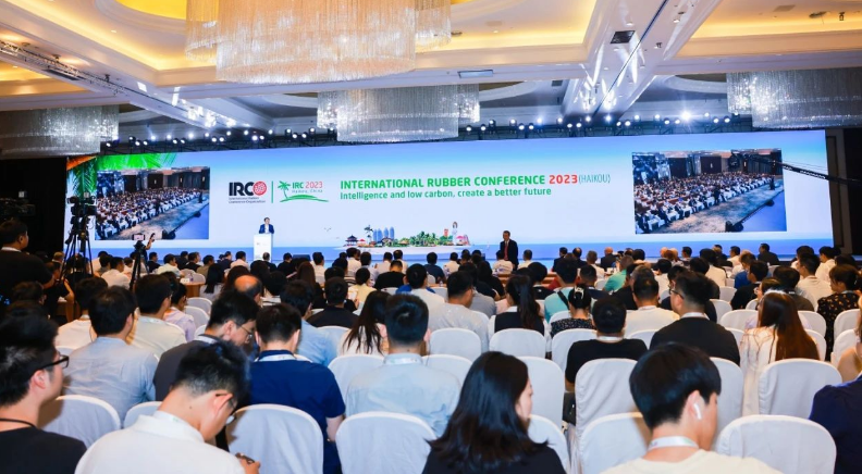 以“智能低碳，共創(chuàng)美好未來(lái)”為主題的2023年國(guó)際橡膠會(huì)議在海口成功召開，此次為期三天的盛會(huì)吸引了來(lái)自約20個(gè)國(guó)家和地區(qū)的近千位嘉賓和代表參與，共同探討橡膠產(chǎn)業(yè)的發(fā)展趨勢(shì)、綠色轉(zhuǎn)型、產(chǎn)業(yè)結(jié)構(gòu)調(diào)整優(yōu)化以及橡膠工業(yè)的最新技術(shù)進(jìn)展等重要議題。江蘇興達(dá)鋼簾線有限公司副總經(jīng)理兼營(yíng)銷中心總經(jīng)理劉濤親自帶隊(duì)出席。