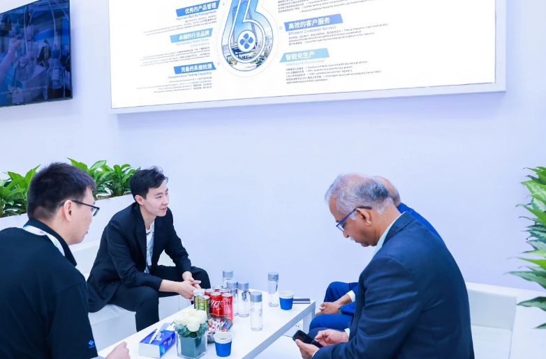 興達(dá)還在會(huì)場(chǎng)外設(shè)立品牌展區(qū)，吸引了眾多參會(huì)者和合作伙伴的關(guān)注。劉濤親自熱情接待來(lái)訪嘉賓，詳細(xì)介紹了興達(dá)的產(chǎn)品應(yīng)用和技術(shù)創(chuàng)新，分享了公司在推動(dòng)綠色發(fā)展方面的經(jīng)驗(yàn)和做法。