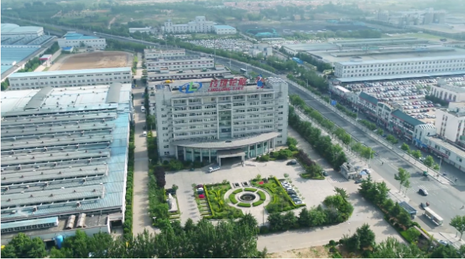 在這三家輪胎企業(yè)中，玲瓏輪胎在推動企業(yè)可持續(xù)發(fā)展方面走在了前列。為提升企業(yè)ESG競爭力，玲瓏輪胎積極推動可持續(xù)天然橡膠發(fā)展，于2022年成為中國大陸首家加入“全球可持續(xù)天然橡膠平臺(GPSNR)”的輪胎企業(yè)。這一舉措為該企業(yè)在輪胎產(chǎn)業(yè)和技術(shù)方面帶來了先發(fā)性和可持續(xù)性的優(yōu)勢。