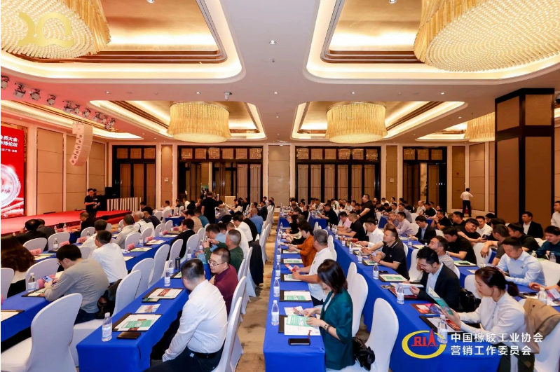 在后疫情時代，中國商用車輪胎經(jīng)銷流通行業(yè)正面臨重要的升級迭代發(fā)展蛻變關(guān)鍵階段。經(jīng)歷了15年左右的高速發(fā)展后，行業(yè)呈現(xiàn)出增長收斂、需求見頂?shù)臓顟B(tài)，許多經(jīng)銷服務(wù)者對如何滿足用戶新時代的需求感到迷茫。