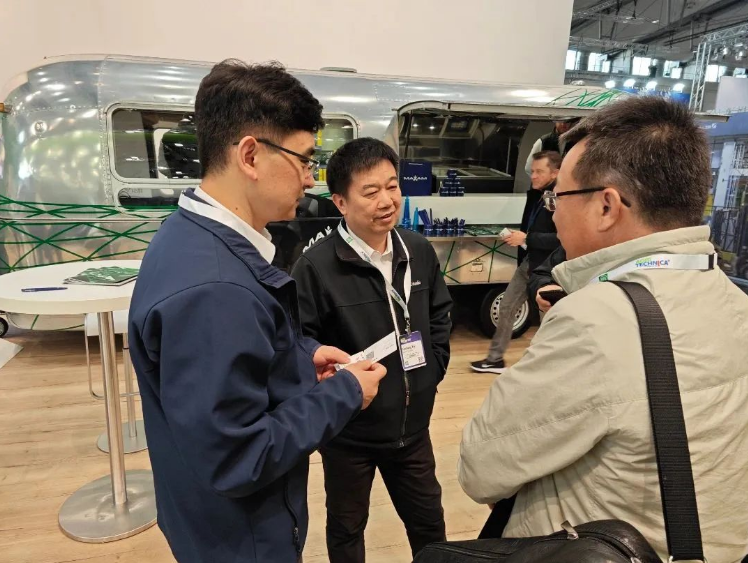 這些硬核技術(shù)和產(chǎn)品吸引了眾多主機(jī)用戶和終端用戶的目光。賽輪集團(tuán)總裁謝小紅、銷售中心歐洲區(qū)總經(jīng)理王棟等高層親臨展會(huì)，與全球客戶和行業(yè)同仁展開了深入的交流與洽談。