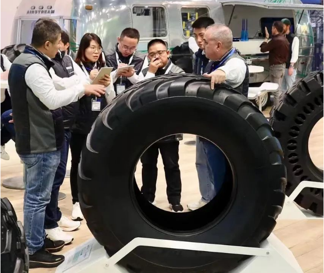 憑借卓越的產(chǎn)品性能和高效的服務(wù)網(wǎng)絡(luò)，邁馳已成功贏得卡特彼勒、約翰迪爾、凱斯紐荷蘭等全球多家裝備制造商的認(rèn)可，并為其提供配套。未來(lái)，賽輪集團(tuán)表示將繼續(xù)通過(guò)不斷創(chuàng)新，提升產(chǎn)品品質(zhì)和服務(wù)質(zhì)量，努力打造世界一流品牌，為用戶提供更安全、更可靠、更具性價(jià)比的輪胎，助力現(xiàn)代農(nóng)業(yè)實(shí)現(xiàn)高質(zhì)量發(fā)展。