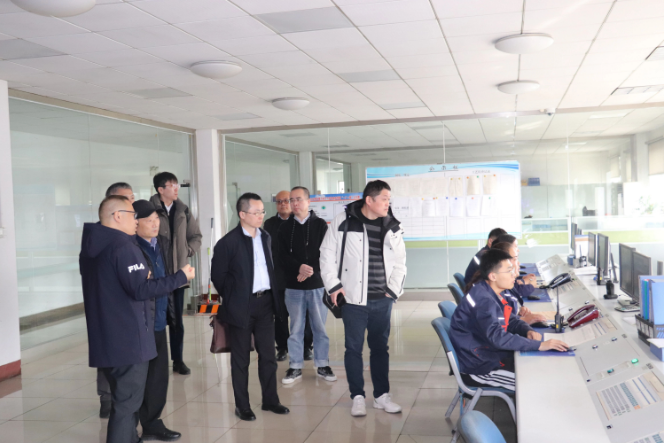 之后，一行人到達耐斯特炭黑公司生產一線，實地參觀炭黑產品的生產設備、工藝流程、質量管理以及產品檢驗等現(xiàn)場實況，深入了解炭黑產業(yè)的生產流程及技術水平。