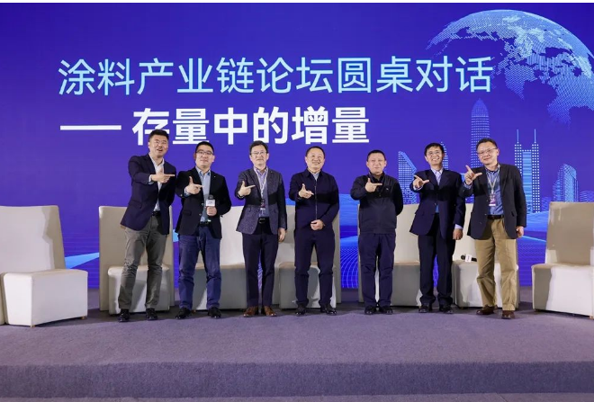 漆谷集團總經(jīng)理李曉會、上海華誼精細化工有限公司總工程師俞劍峰、科順股份研發(fā)中心總監(jiān)王綱、中車青島四方機車車輛股份有限公司涂裝高級主任工藝師、教授級高工趙民、廣東寶時精細化工有限公司總經(jīng)理黃杰勇、杭州崇耀科技發(fā)展有限公司總經(jīng)理徐健在峰會的高峰論壇上，就企業(yè)經(jīng)營現(xiàn)狀、市場需求變化、開發(fā)新市場空間等話題展開了討論。