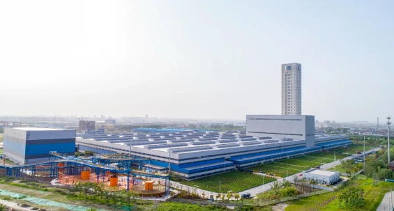 據(jù)悉，5G工廠并非簡單的生產(chǎn)場所，而是充分運(yùn)用新一代信息通信技術(shù)，包括以5G為代表的技術(shù)，通過新建或升級產(chǎn)線、車間、工廠等生產(chǎn)場景，實(shí)現(xiàn)廣泛的生產(chǎn)單元連接、深度信息運(yùn)營融合、充分利用數(shù)據(jù)要素、高效賦能創(chuàng)新應(yīng)用的先進(jìn)工廠。