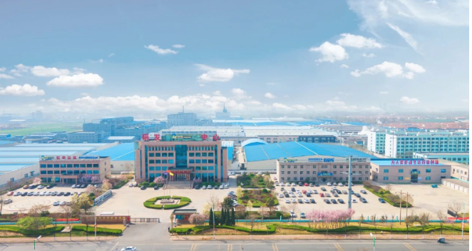 華盛橡膠成立于1983年，是一家專注于橡膠產(chǎn)品、致力于做強輪胎產(chǎn)業(yè)的高新技術(shù)企業(yè)。在改革開放的政策紅利下，該公司已發(fā)展成為中國輪胎行業(yè)自主品牌和自主創(chuàng)新的中堅力量之一。目前，該公司擁有6500多名員工，是國際化全球輪胎50強企業(yè)之一，榮獲全國質(zhì)量誠信標(biāo)桿企業(yè)、山東省“十強”產(chǎn)業(yè)集群領(lǐng)軍企業(yè)、山東省高端品牌培育企業(yè)、中國石油和化工行業(yè)500強、山東省智能工廠、中國出口輪胎質(zhì)量安全示范企業(yè)等多項榮譽。