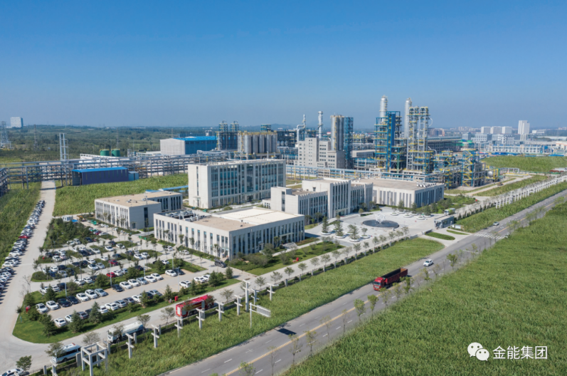 據(jù)悉，“綠色工廠”認證不僅僅是對企業(yè)的肯定，更是對其可持續(xù)發(fā)展和環(huán)保責任的高度認可。金能化學(青島)有限公司自建廠以來，就確立了建立全球一流綠色化、智能化、自動化的現(xiàn)代工廠的目標，并將綠色循環(huán)納入了公司的發(fā)展規(guī)劃，持續(xù)推動節(jié)能減排降耗。踏入金能化學廠區(qū)，一片整潔高效的生產(chǎn)場景展現(xiàn)眼前。這正是金能化學通過構(gòu)建循環(huán)體系、推動節(jié)能降排減耗的真實寫照。