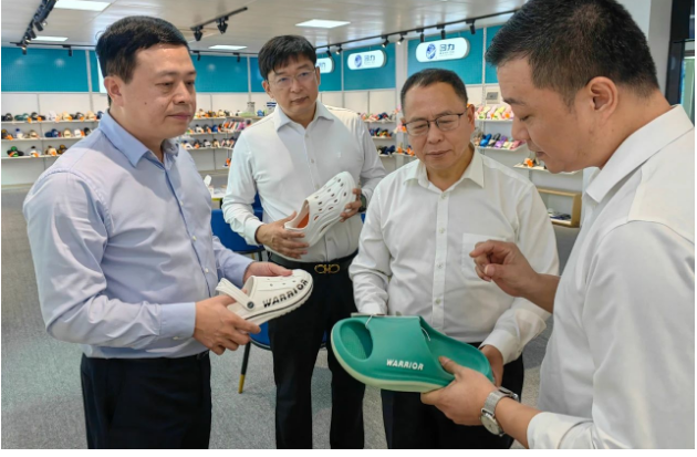 王占杰理事長對思迪嘉鞋業(yè)取得的成績表示高度肯定。他通過此次調(diào)研走訪，充分感受到塑料鞋產(chǎn)品的多樣性和企業(yè)的創(chuàng)新力。他表示對塑料鞋企業(yè)的不斷進步充滿信心，堅信該行業(yè)將在可持續(xù)高質(zhì)量發(fā)展的道路上穩(wěn)步前行。