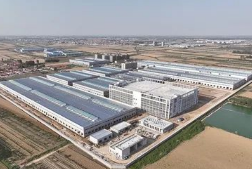 近期，青島東橡科技新材料項目二期的建設(shè)現(xiàn)場熱火朝天，隨著冬日的降臨，工人們緊鑼密鼓地進(jìn)行內(nèi)部裝修、設(shè)備安裝調(diào)試以及廠區(qū)硬化等工程，呈現(xiàn)出一派繁忙的景象。