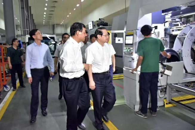隨后，易書記一行在沈總、陳總的陪同下，視察參觀了中策泰國(guó)三期工廠。在參觀過(guò)程中，沈總向易書記介紹了中策泰國(guó)發(fā)展規(guī)模、未來(lái)規(guī)劃和發(fā)展目標(biāo)。