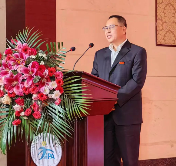 調(diào)研行程的第四站是揭陽市塑膠行業(yè)協(xié)會舉辦的第三屆第二次全體會員大會暨成立9周年慶典。10月28日下午，中國塑料加工工業(yè)協(xié)會王占杰理事長應(yīng)邀出席了該活動，并在慶典上發(fā)表了祝賀講話。