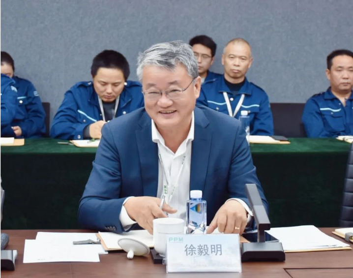 蘇州寶麗迪材料科技股份有限公司董事長徐毅明對會(huì)長陳的致辭表示感謝，并對研究院的成就給予充分肯定。他相信，在學(xué)術(shù)專家委員會(huì)主任王華平的引領(lǐng)下，寶麗迪將通過科技領(lǐng)先實(shí)現(xiàn)跨越式發(fā)展。徐董事長表示，寶麗迪將繼續(xù)發(fā)揮現(xiàn)有優(yōu)勢，不忘初心，持續(xù)推進(jìn)高性能纖維用母粒的研發(fā)與推廣，提升產(chǎn)品的綠色化水品，同時(shí)加強(qiáng)產(chǎn)業(yè)鏈服務(wù)能力，為“十四五”戰(zhàn)略計(jì)劃的實(shí)施貢獻(xiàn)更多力量。